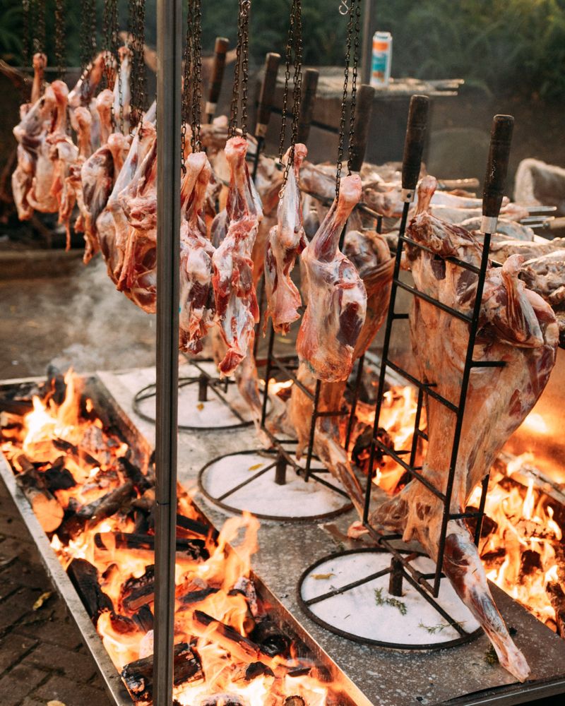 Tannat y Cordero: corderos asándose a fuego abierto
